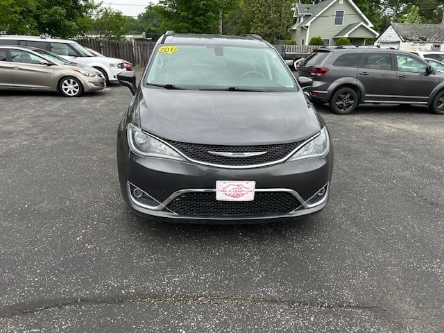 2017 Chrysler Pacifica Touring-L's photo